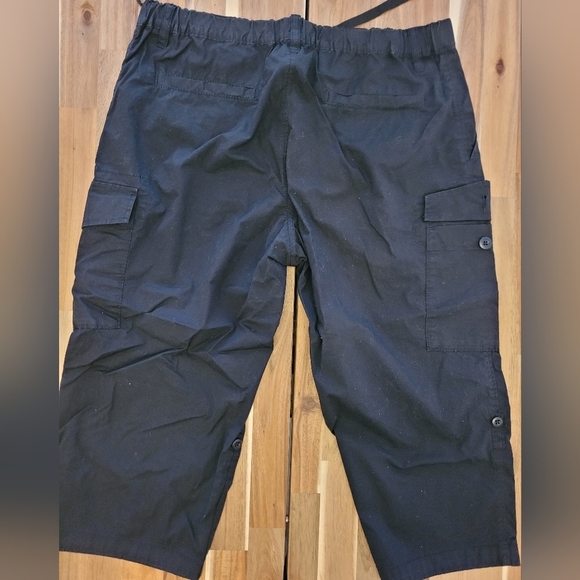Uniqlo -  Black Cropped Cargo Pants (Large) - Picture 2 of 5